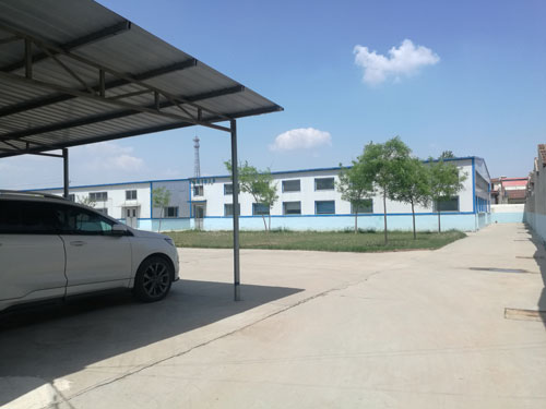 德州健之源地處魯西北平原，毗鄰黃河故道森林公園，生產(chǎn)條件環(huán)境優(yōu)越，擁有現代化的廠(chǎng)房，標準化的生產(chǎn)車(chē)間，公司擁有三證：SC食品生產(chǎn)許可證、GMP證、食品出口生產(chǎn)企業(yè)證書(shū)，生產(chǎn)過(guò)程中采用ISO22000管理體系進(jìn)行科學(xué)管理，并擁有近十年的生產(chǎn)加工經(jīng)驗，產(chǎn)品口感、湯色、功效等各項指標均能達到客戶(hù)滿(mǎn)意，生產(chǎn)采用全自動(dòng)帶線(xiàn)帶牌袋泡茶包裝機生產(chǎn)線(xiàn)，有全套的粉碎和超微粉碎、分篩、烘干、滅菌、制粒、制袋等設備，科學(xué)的生產(chǎn)工藝和嚴格規范的滅菌殺毒技術(shù)。